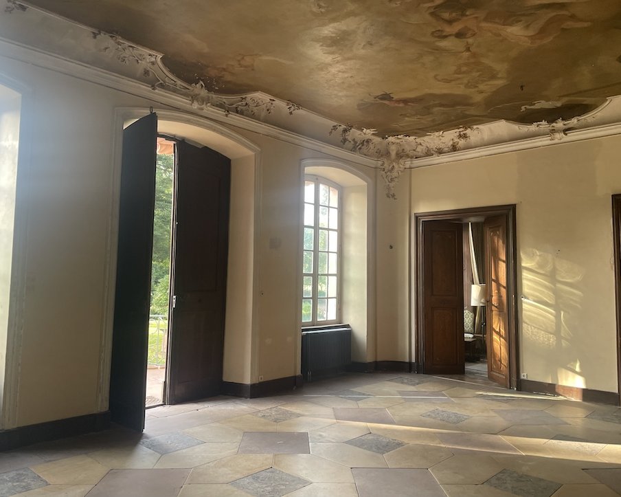 Der elegante Gartensaal bietet einen stilvollen Rahmen für die offizielle Eheschließung