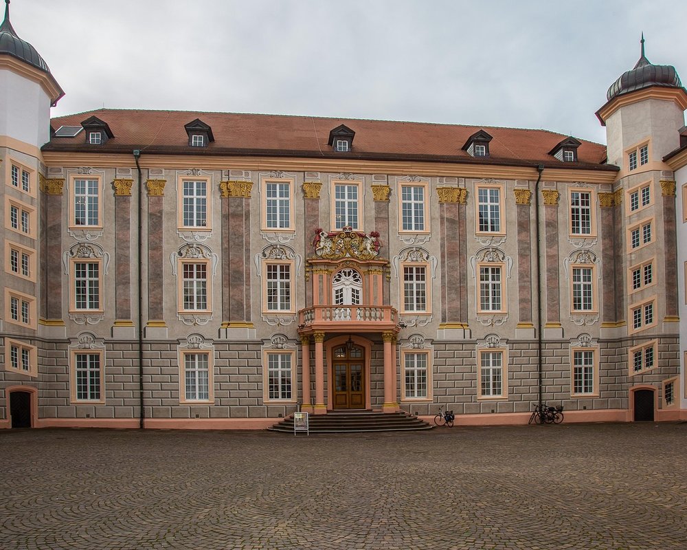 Foto der Hauptfassade des Schlosses Ettlingen mit seinen Eckttürmen, ein Ort für standesamtliche Trauungen.