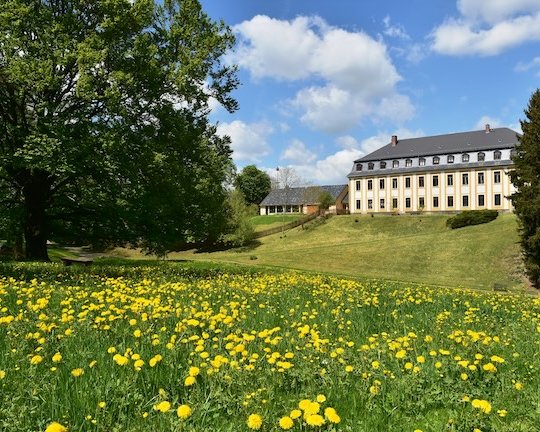 Außenansicht des Schloss Leubnitz– beliebter Ort für standesamtliche Trauungen