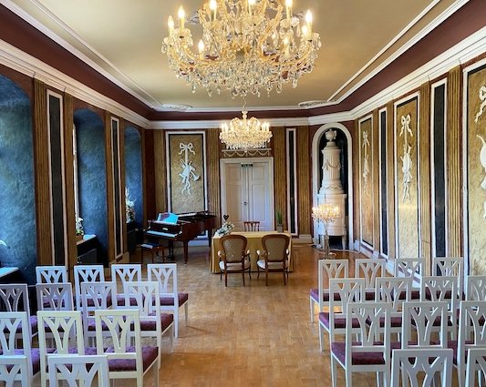Weißer Saal im Schloss Leubnitz – festlicher Trausaal für standesamtliche Hochzeiten
