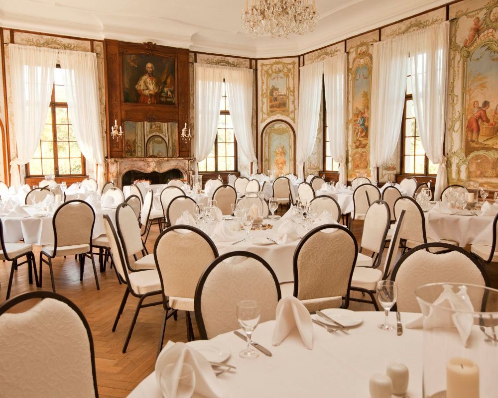Festlich eingedeckter Saal auf Schloss Miel