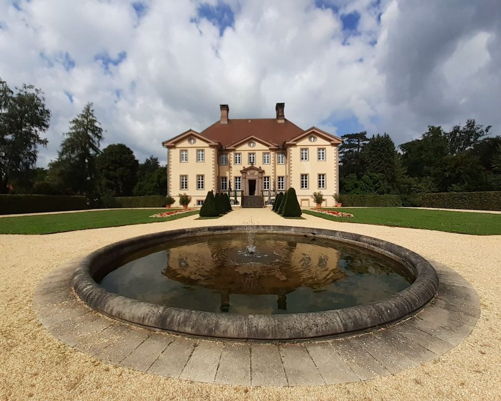 Schloss Schieder mit Springbrunnen im Schlosspark