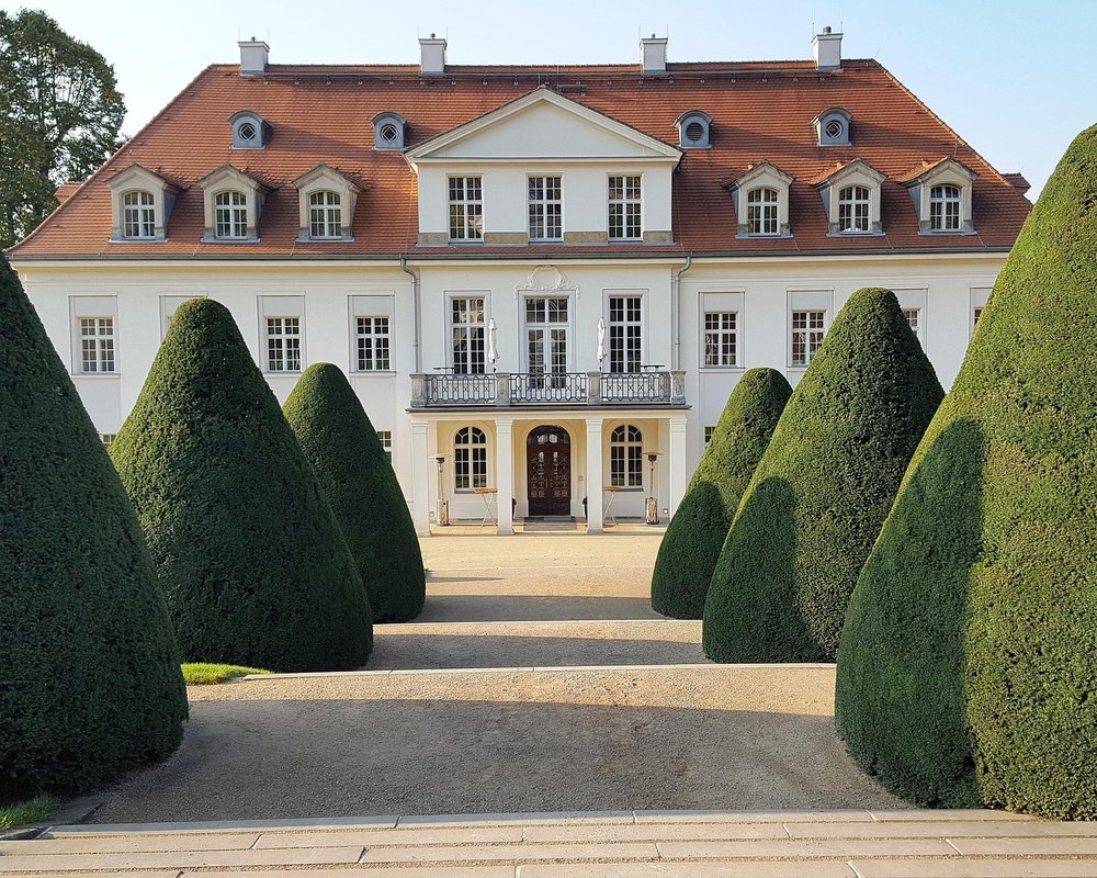 Blick auf Schloss Wackerbarth – perfekte Kulisse für eine Hochzeit in Sachsen
