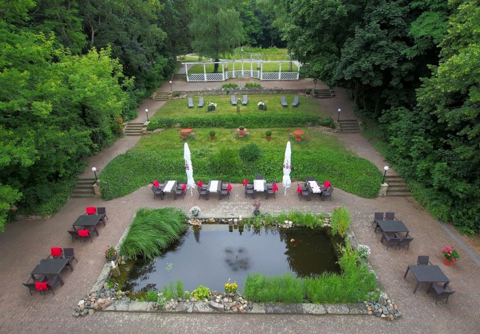 Blick auf den idyllischen Garten mit Teich der Schloßvilla Derenburg, ideal für freie Trauungen und exklusive Hochzeitsfeiern.