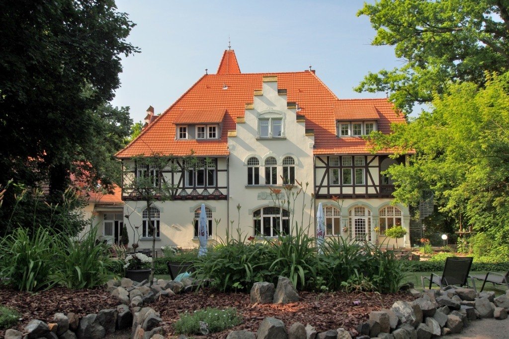Rückansicht der Schloßvilla Derenburg mit Garten