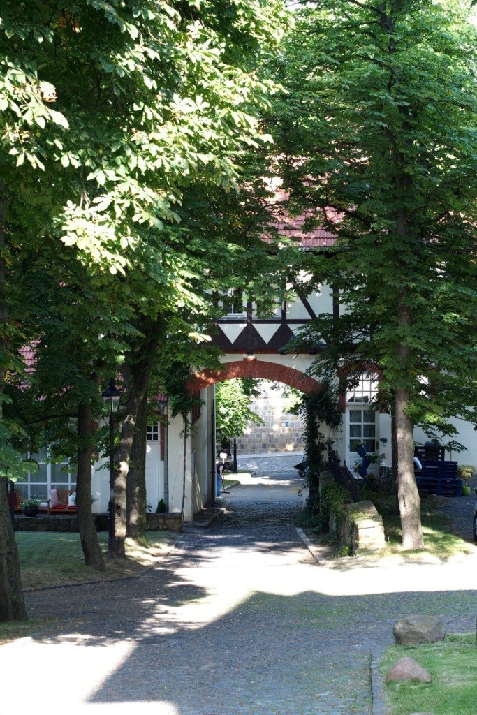 Eingangstor zur Schloßvilla Derenburg mit Blick auf Parkanlage