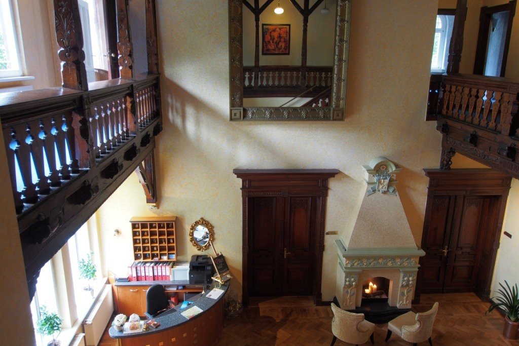 Innenbereich der Schloßvilla Derenburg mit Galerie und Kamin