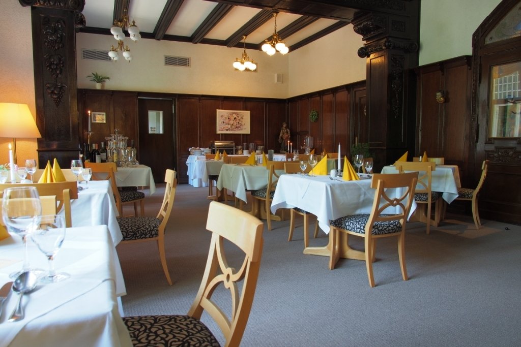 Festlich eingedecktes Restaurant für Hochzeitsfeiern in der Schloßvilla Derenburg