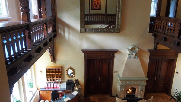 Innenbereich der Schloßvilla Derenburg mit Galerie und Kamin