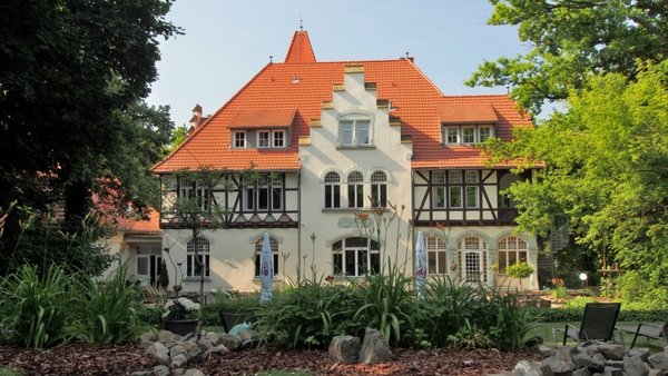 Rückansicht der Schloßvilla Derenburg mit Garten