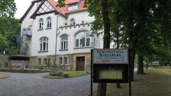 Historische Außenansicht der Schloßvilla Derenburg, einer Hochzeitslocation im Harz