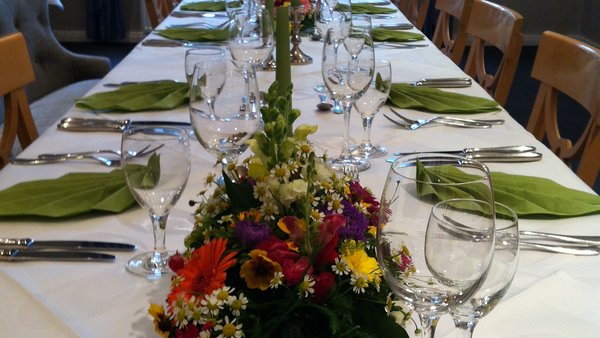 Hochzeitsdekoration auf gedeckter Tafel in der Schloßvilla Derenburg
