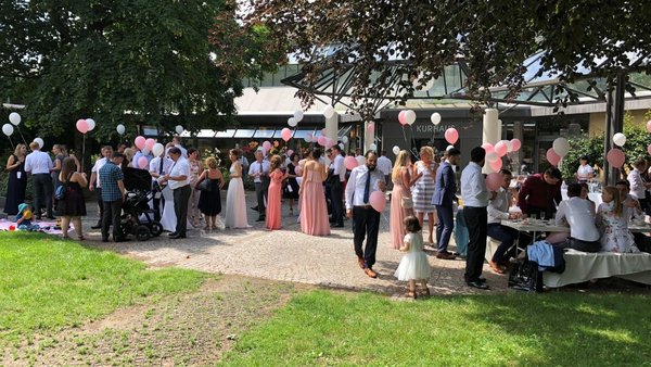 Hochzeitsgesellschaft beim Sektempfang im Garten des Kurhauses Bad Krozingen – idyllische Hochzeitslocation zwischen Freiburg und Müllheim.