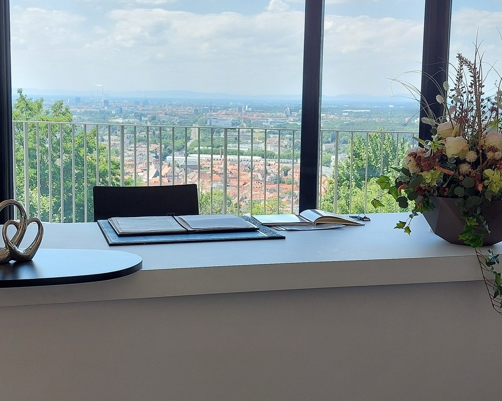 Trautisch des Sondertrauorts auf der Turmbergaussichtsterrasse in Karlsruhe-Durlach mit Panoramablick.