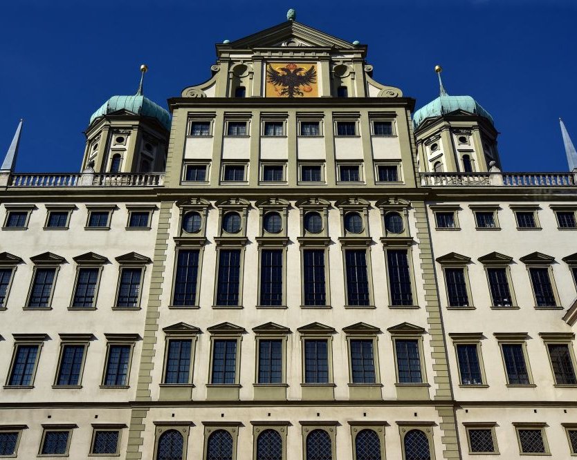 Außenansicht des Rathauses Augsburg – beliebter Ort für standesamtliche Trauungen