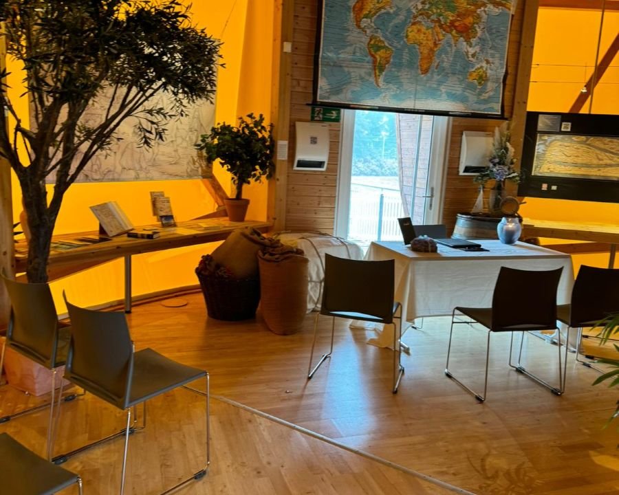 Der begehbare Globus bietet eine außergewöhnliche Kulisse – im Inneren findet ihr eine historische Weltkarte, die den Raum prägt.