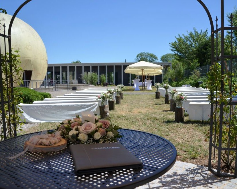 Standesamtliche Trauung unter freiem Himmel im Pavillon bei Augsburg