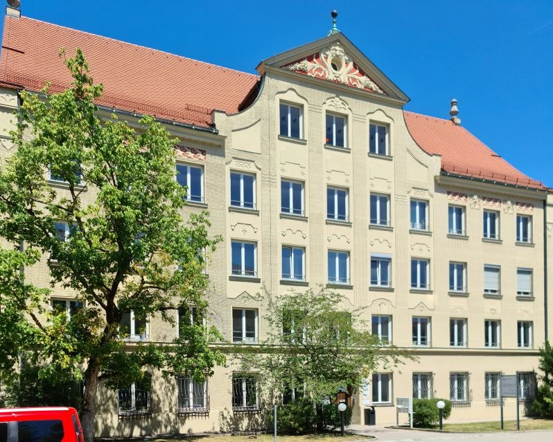 Außenasicht des Haunstetter Rathauses - ein Ort für standesamtliche Trauungen in Augsburg