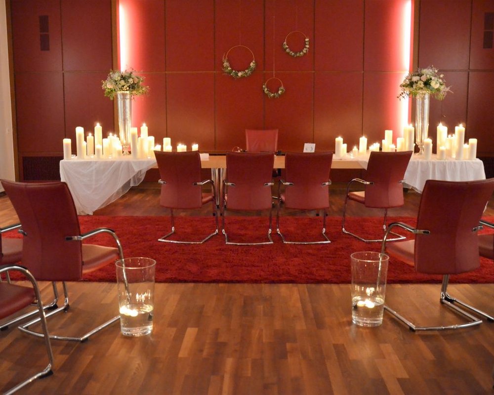 Ganz besondere standesamtliche Trauung mit unzähligen Kerzen im Rathaus Königsbrunn