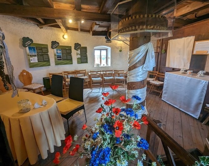 Innenansicht der Windmühle Syrau in wohliger Atmosphäre
