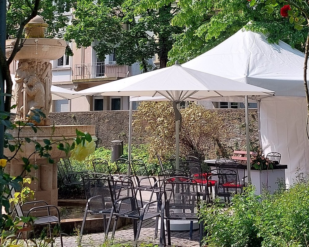Weißes Trauzelt im Rosengarten des Durlacher Schlossgartens für standesamtliche Hochzeiten im Freien.