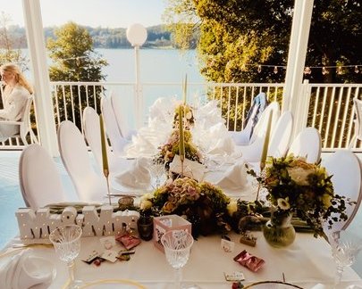 Festlich gedeckte Hochzeitstafel im Strandhotel Vier Jahreszeiten Buckow – stilvolle Hochzeitslocation direkt am See