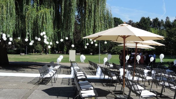 Terrasse im Kurhaus Bad Krozingen mit Sonnenschirmen und festlich gedeckten Tischen – perfekte Hochzeitslocation im Markgräflerland.