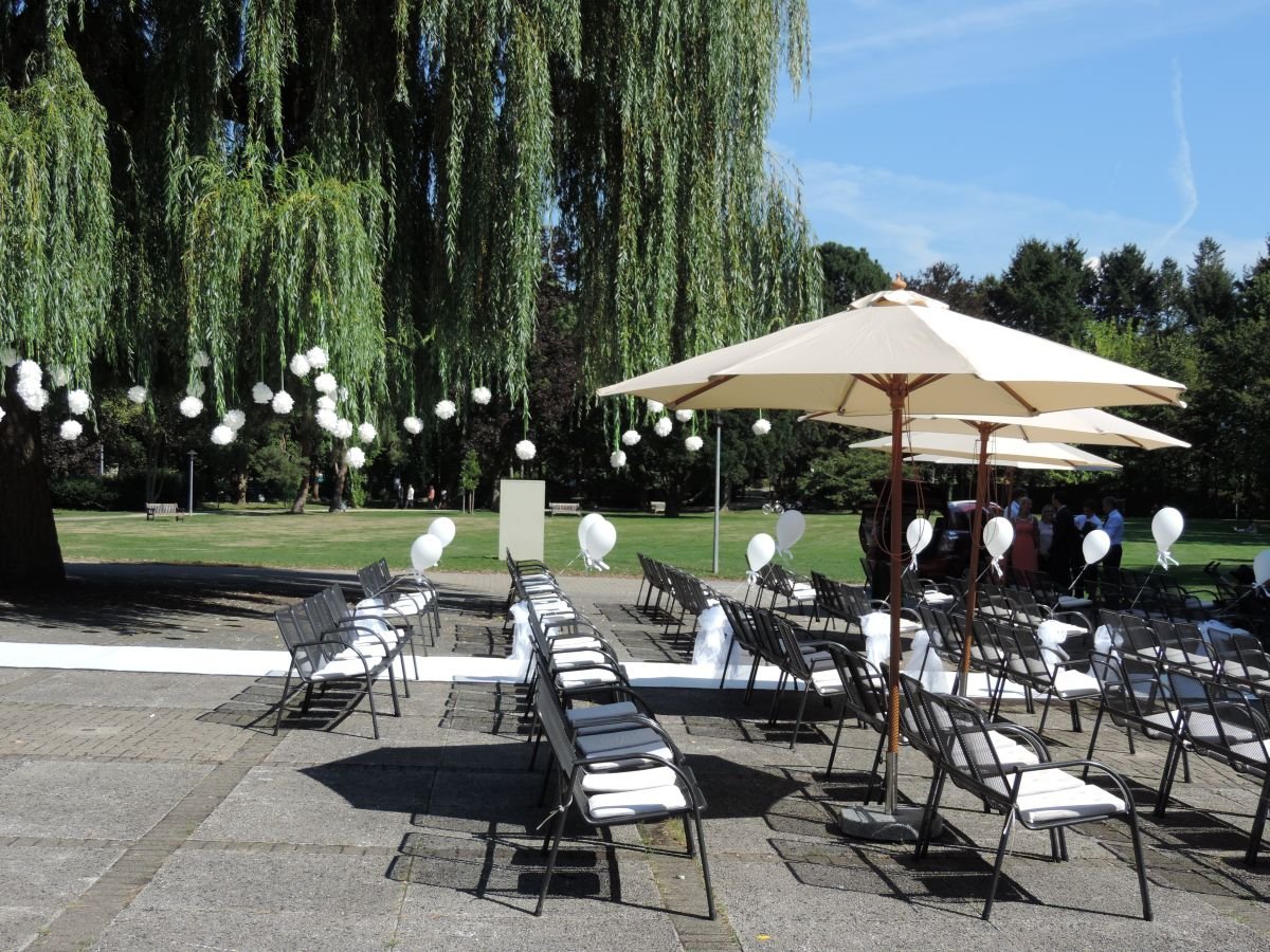 Terrasse im Kurhaus Bad Krozingen mit Sonnenschirmen und festlich gedeckten Tischen – perfekte Hochzeitslocation im Markgräflerland.