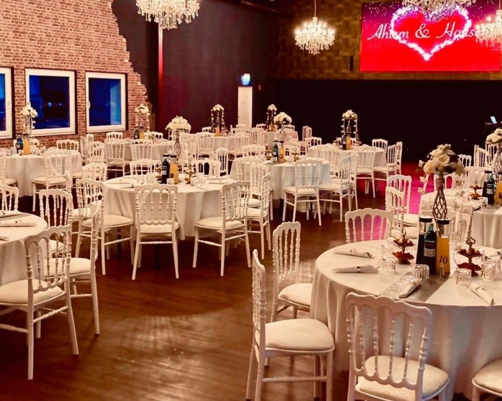 Festlich dekorierter Hochzeitssaal in THE ROOM Bergkamen mit Kronleuchtern und stilvollem Ambiente