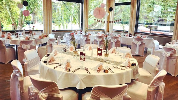 Rundtische mit eleganter Dekoration im Kurhaus Bad Krozingen – stilvolle Hochzeitsfeier.