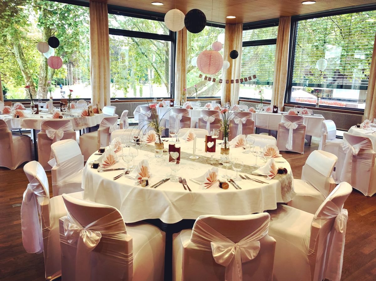 Rundtische mit eleganter Dekoration im Kurhaus Bad Krozingen – stilvolle Hochzeitsfeier.