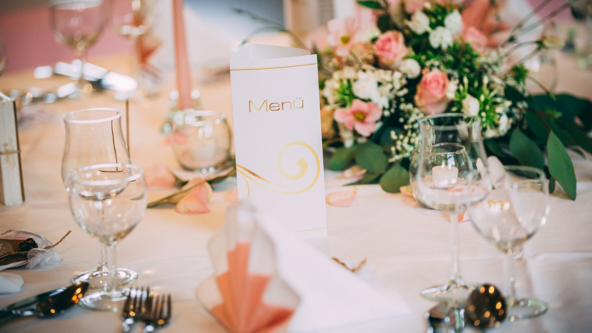 Hochzeitstisch im Kurhaus Bad Krozingen mit floraler Dekoration – elegante Hochzeitslocation bei Müllheim und Freiburg.