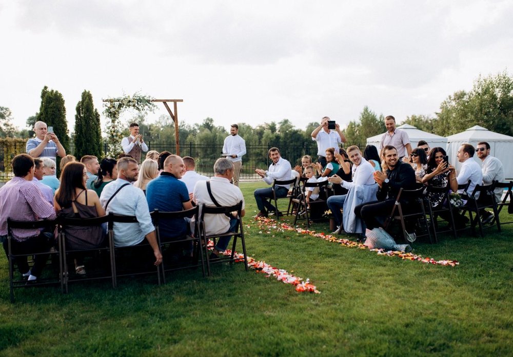 Trauung im Freien während eines Hochzeitswochenendes