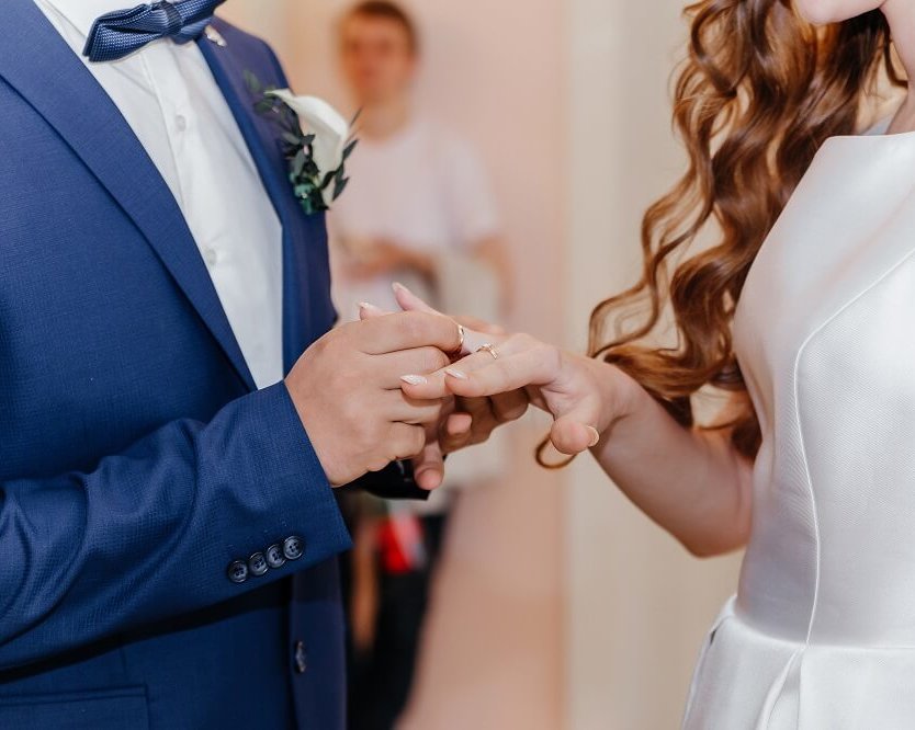 Brautpaar beim Ringtausch während einer Hochzeit auf einem Schloss in Sachsen