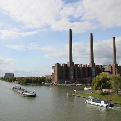 Das markante VW-Kraftwerk am Mittellandkanal mit Schiffen in Wolfsburg