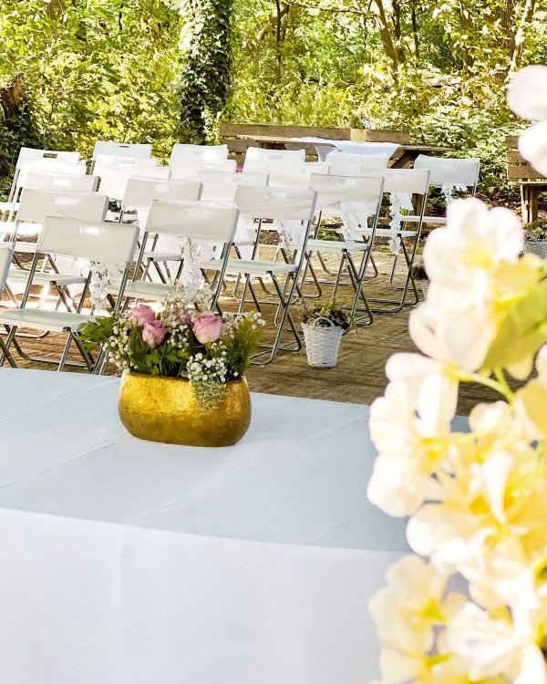 Nahaufnahme der Tischdekoration für die Trauung im Wald im Sauerland