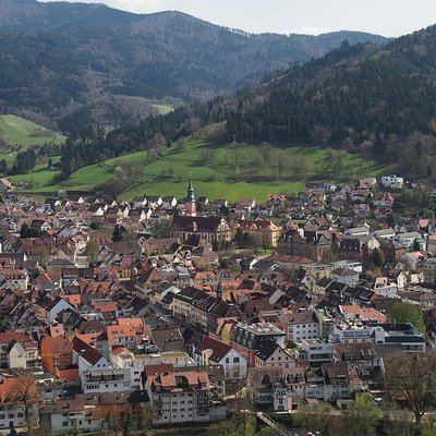 Waldkirch fotografiert aus der Vogelperspektive mit dem Schwarzwald im Hintergrund