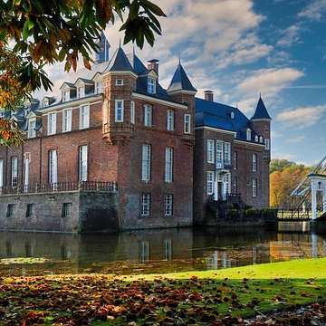 Die historische Wasserburg Anholt mit weißer Zugbrücke im herbstlichen Münsterland