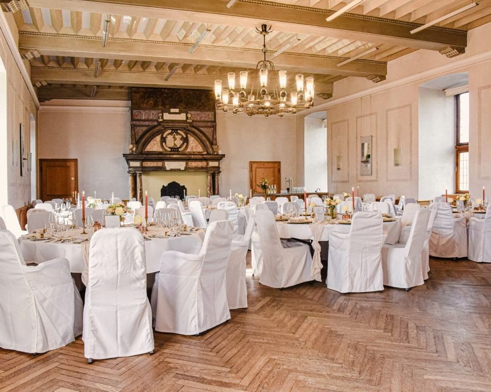 Festlich eingedeckter Saal im Wasserschloss Raesfeld