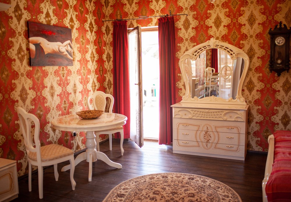 Rustikales und gemütliches Hochzeitszimmer im Wild-West-Stil für das Brautwochenende in Pullman City Harz.