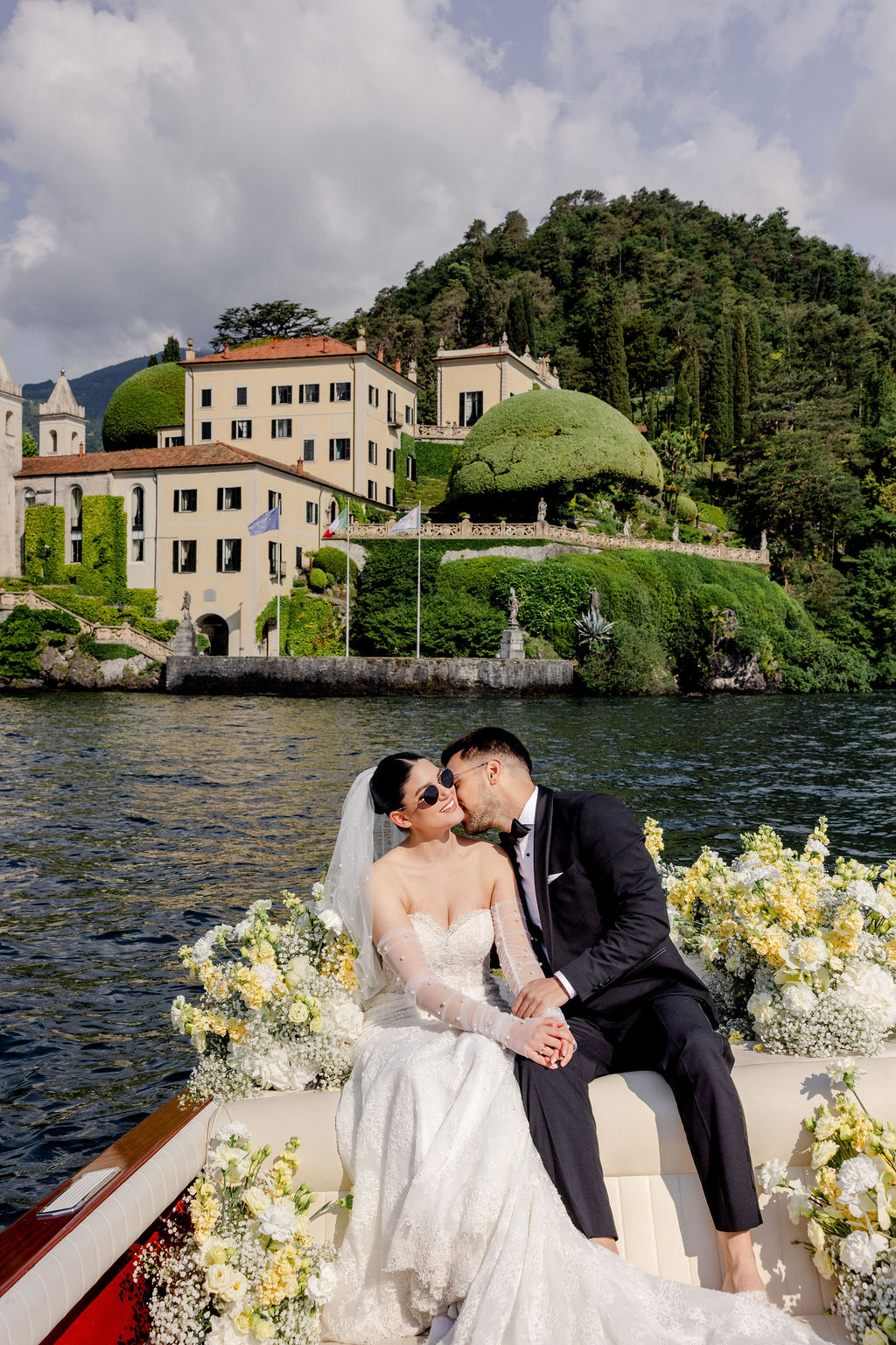 Ein Brautpaar auf einem Boot auf dem Comer See. Die Hochzeit wurde von Julia Weiß geplant.