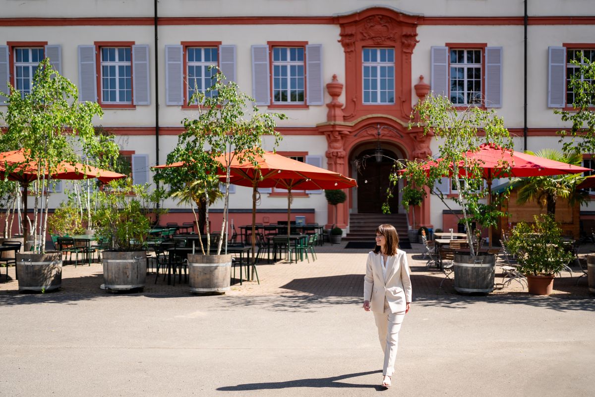 Besichtigung einer Hochzeitslocation mit Terrasse und Außenbereich
