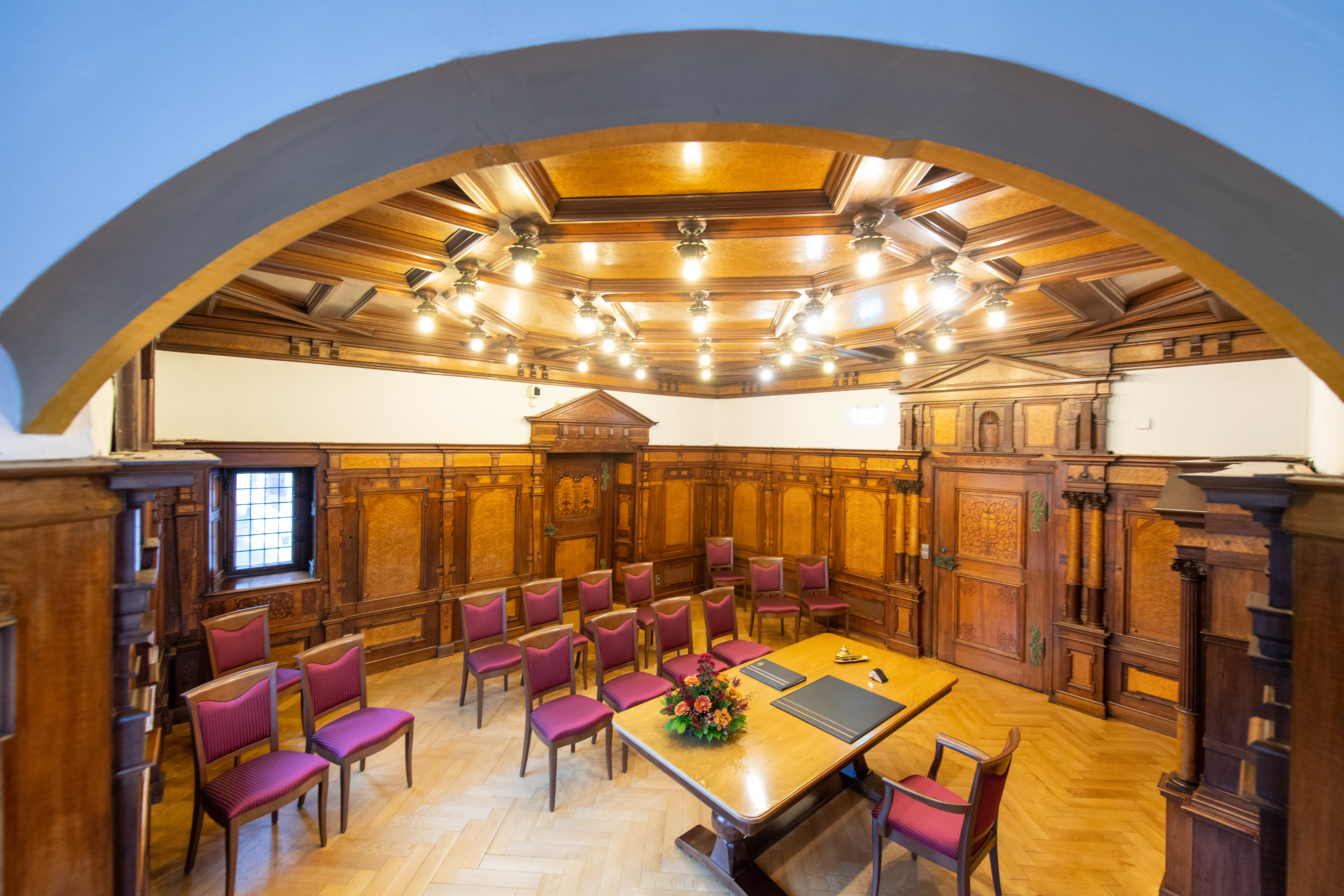 Historischer Trausaal mit Holzvertäfelung und Gewölbedecke – Standesamt Freiburg