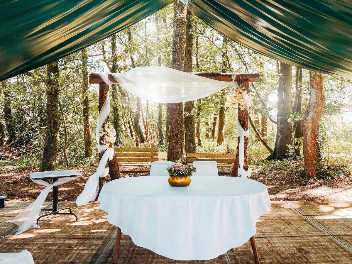 Freie Trauung im Sauerland mit dekoriertem Traubogen und Tisch mitten im Wald