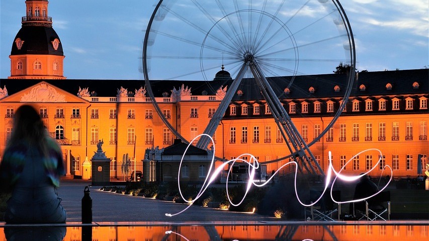 Schloss Karlsruhe – das Wahrzeichen der Stadt mit Riesenrad und love-Schriftzug