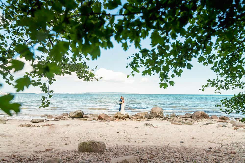 Brautpaarfotoshooting im Strand in Binz auf Rügen, welches natürliche Hochzeitsfotos zaubert. Lebendige, echte und kreative Ideen zur Hochzeitsfotografie von professioneller Fotografin. Besondere und einzigartige Hochzeitsbilder.